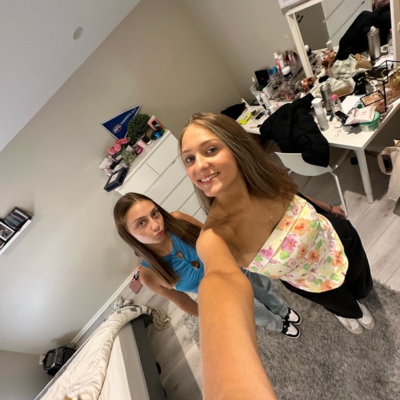 Profile Picture of Chloe Pedersen (@chloepedersen13) on Poshmark