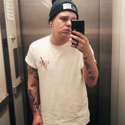 Profile Picture of ﹩¢ℌїẕ◎ - 匚卄∀Пモ (@CrappyMeall) on Twitter