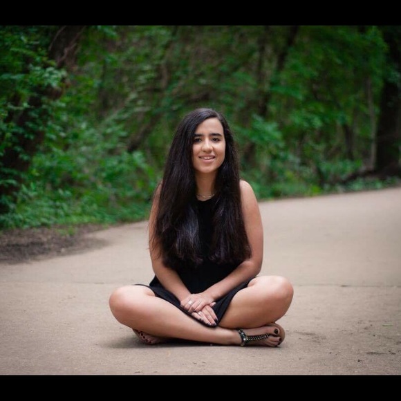 Profile Picture of Isabela Santos (@isabelasantos01) on Poshmark