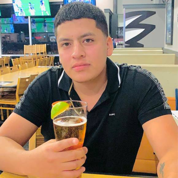 Profile Picture of Alex Veliz (@alex_veliz) on Poshmark