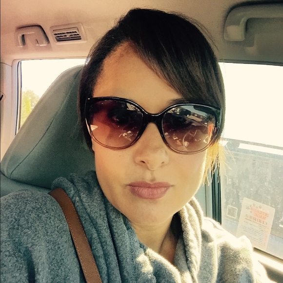 Profile Picture of Regine Chicoye (@lange110) on Poshmark