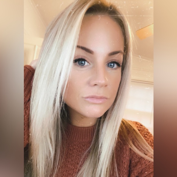 Profile Picture of Ashley Noury (@anoury) on Poshmark