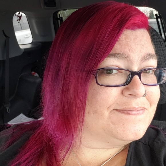 Profile Picture of Janelle Ray (@wickedmunchkin) on Poshmark
