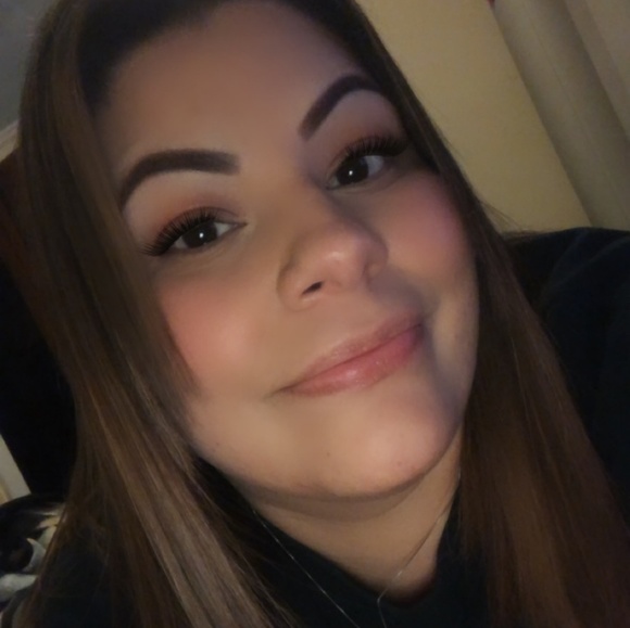 Profile Picture of Christina Skeets (@cskeets) on Poshmark