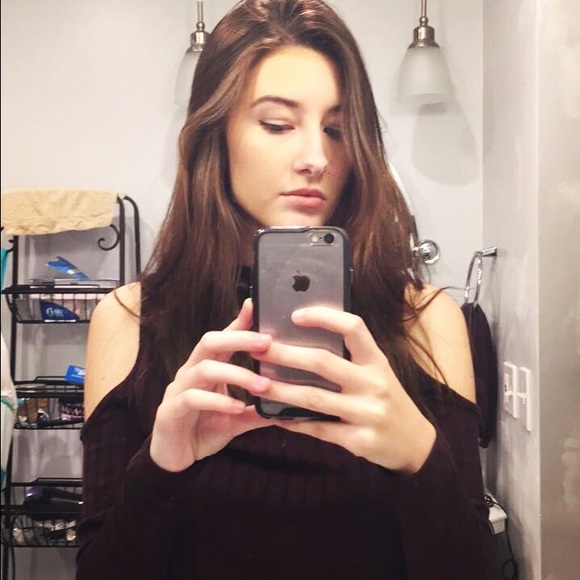 Profile Picture of Rose Huinker (@rosehuink) on Poshmark