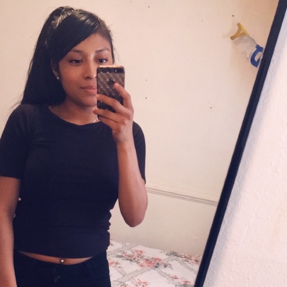 Profile Picture of Arely Sanchez (@arelysanchez528) on Poshmark