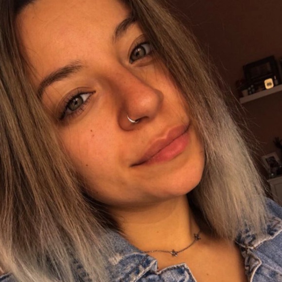 Profile Picture of Simona Calabrisios (@simoxoxo) on Poshmark