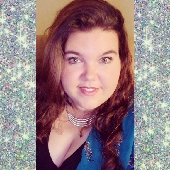 Profile Picture of Haley Gronewold (@hgronewold) on Poshmark