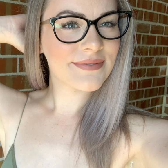 Allie Savage - Poshmark Profile Picture of Allie Savage (@alliesavage17) on Poshmark