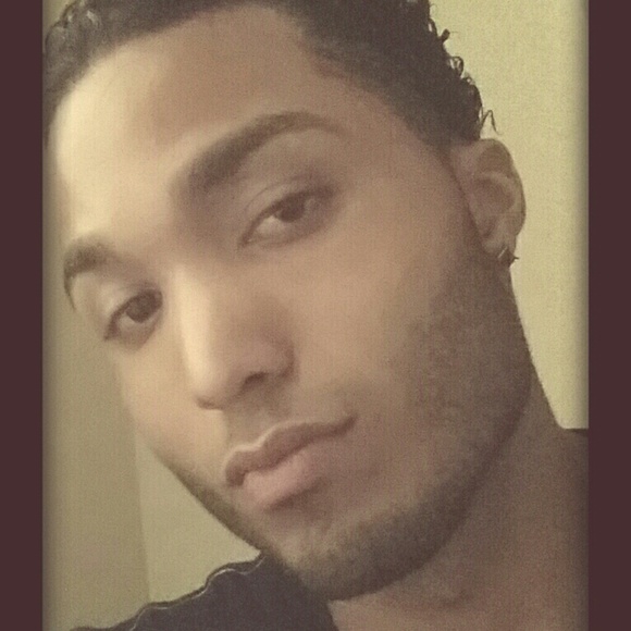 Profile Picture of Ron Thomas (@rsuave2285) on Poshmark