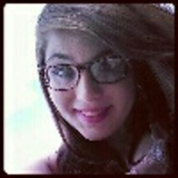 Profile Picture of Zea Pakula (@zeaz) on Poshmark