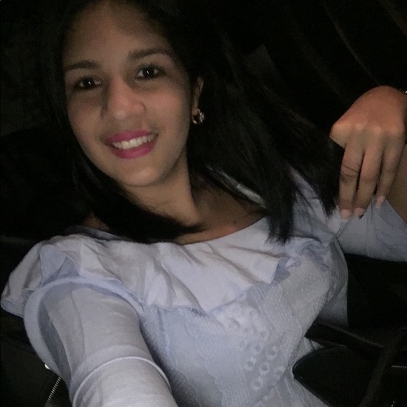 Amanda Mateo - Poshmark Profile Picture of Amanda Mateo (@sinsera2010) on Poshmark