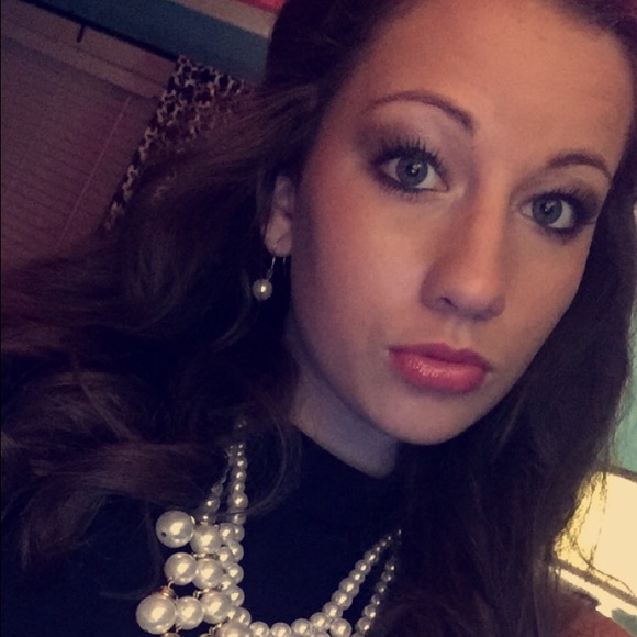 Profile Picture of Ellie Naifeh (@ellienaifeh15) on Poshmark