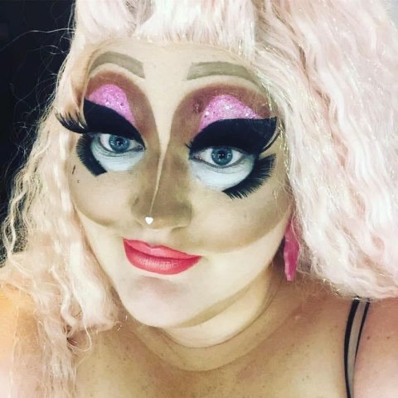 Profile Picture of Liz Honest (@lizhonest) on Poshmark