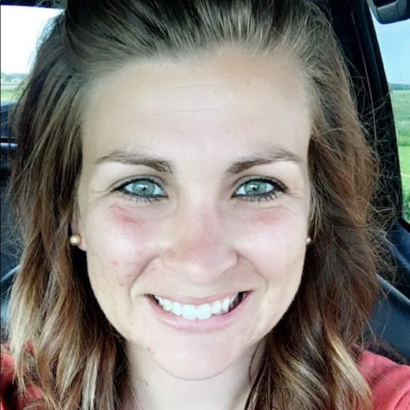 Profile Picture of Alyssa Gamboe (@alyssagamboe) on Poshmark