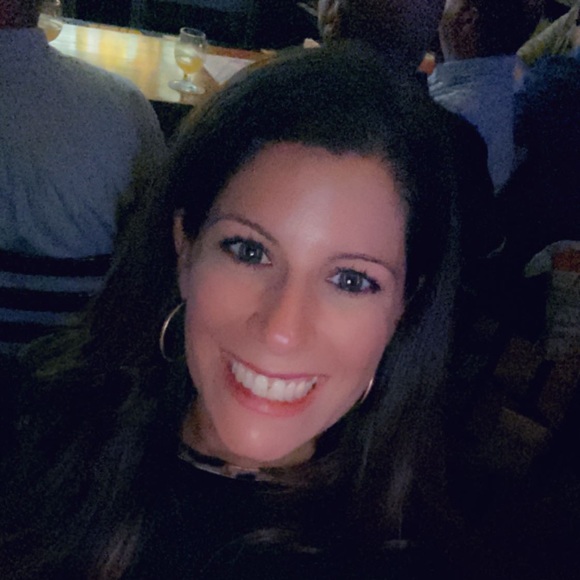 Profile Picture of Lori Vullo (@lorijv) on Poshmark