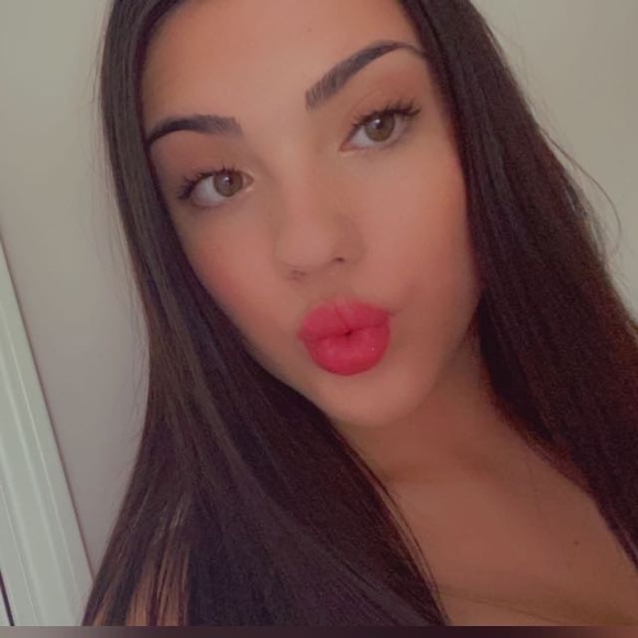 Profile Picture of Alexa Stover (@alexastover) on Poshmark