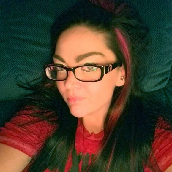 Profile Picture of Mary kay Gubbels (@mkgubbels) on Poshmark