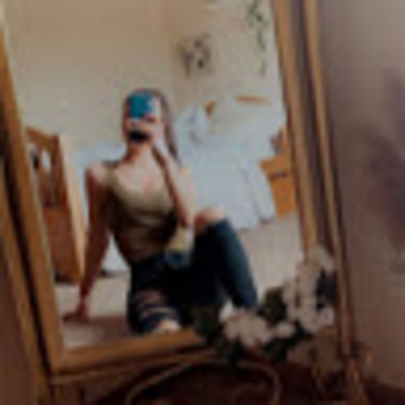 Profile Picture of Kiersten Eckert (@keckert97) on Poshmark