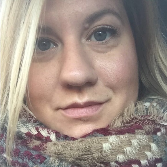 Profile Picture of Allison Giese (@allisong621198) on Poshmark