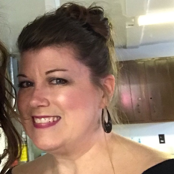 Profile Picture of Lori Bratten (@loribratten) on Poshmark