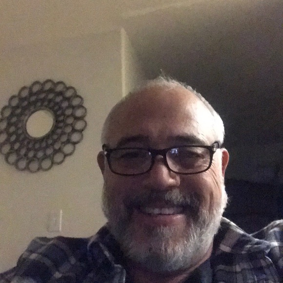 Profile Picture of Robert Macdonald (@robeieio) on Poshmark