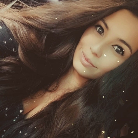 Profile Picture of Julia Caballero (@juliaasencio) on Poshmark