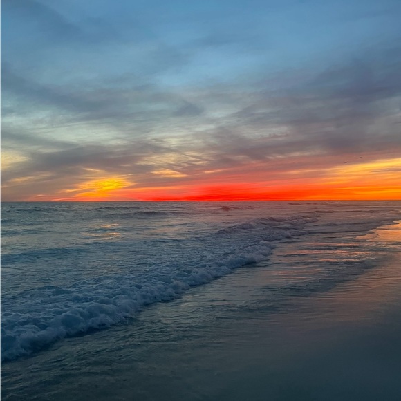 Profile Picture of Lauryn Querrey (@lauryn_querrey) on Poshmark