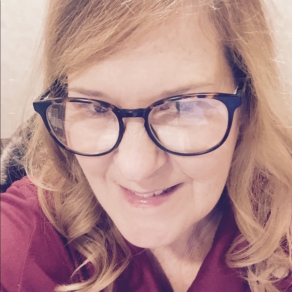 Profile Picture of Sharon Boothe (@sharirb) on Poshmark