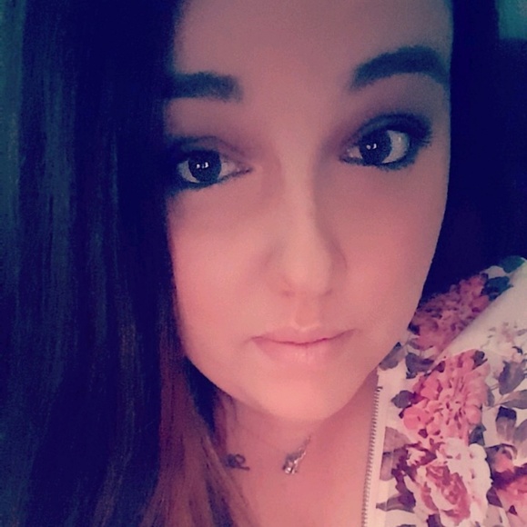 Profile Picture of Christina Rifanburg (@chrissyr021) on Poshmark