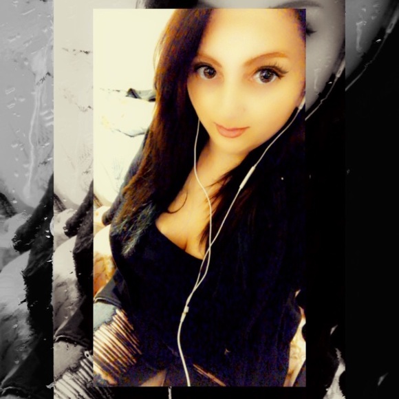 Profile Picture of Stephanie Adam (@to_cute_to_miss) on Poshmark