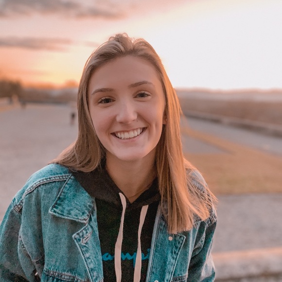 Profile Picture of Alexa Wunderlich (@alexawunderlich) on Poshmark