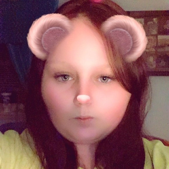 Profile Picture of April Weakley (@weakla21) on Poshmark