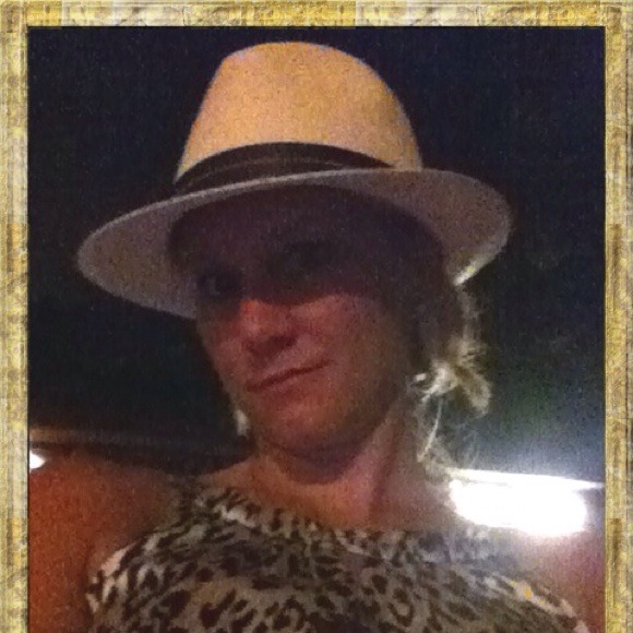 Profile Picture of Devon Hansen (@dlicursi) on Poshmark