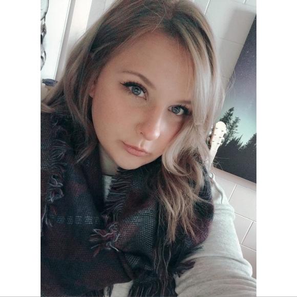 Profile Picture of Kayla Mavis (@kaylamavis) on Poshmark