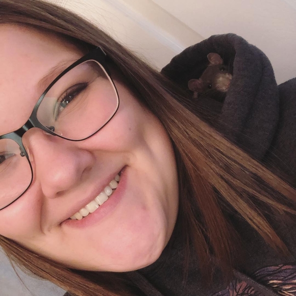 Profile Picture of Sarah Pullman (@sarah_pullman) on Poshmark
