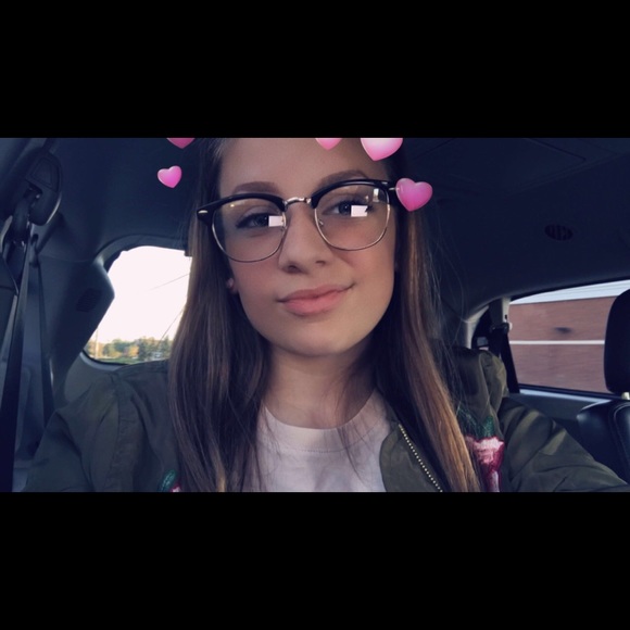 Profile Picture of Kat Furmanek (@kittyyyyyykat) on Poshmark