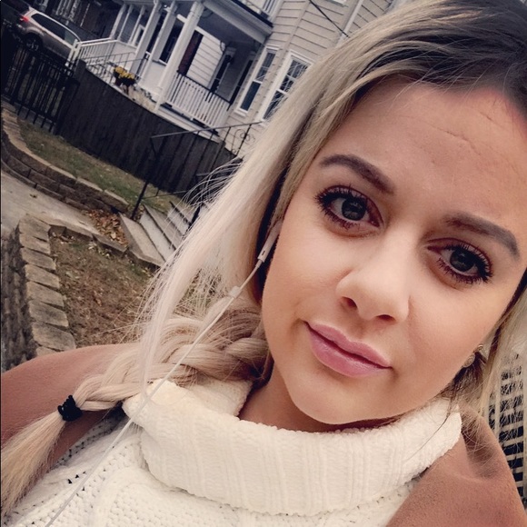 Profile Picture of Paige Mclaughlin (@paige94759) on Poshmark