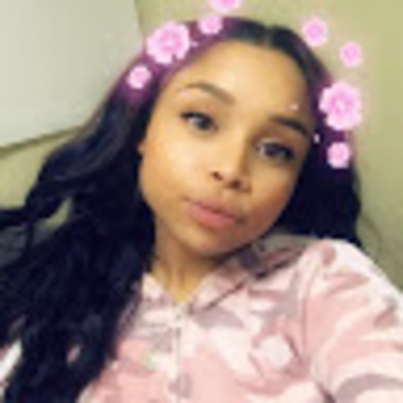 Profile Picture of Essence Williams (@msessence97) on Poshmark