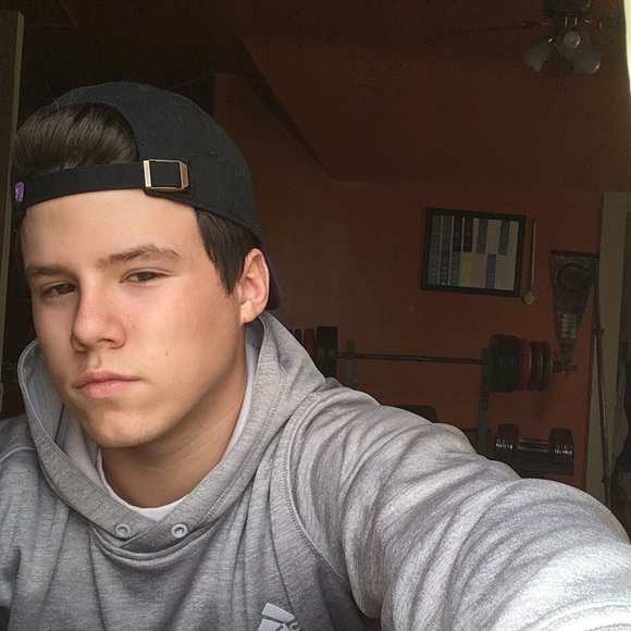 Profile Picture of Peyton Owens (@peyton8644) on Poshmark