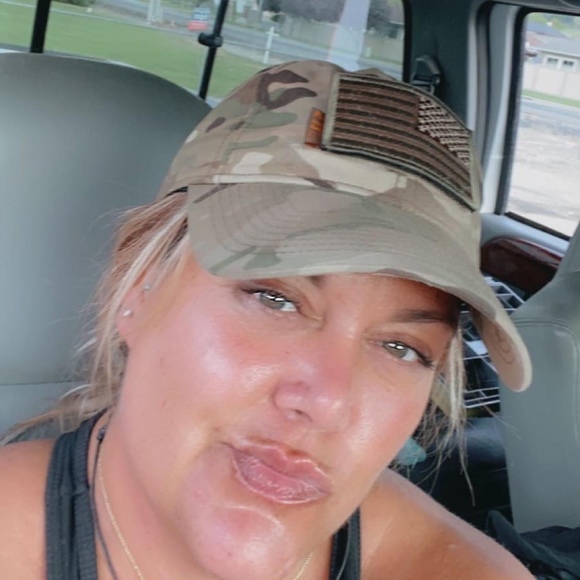 Profile Picture of Dawn Fairless (@fairlessfinds) on Poshmark