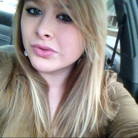 Profile Picture of Skye Malsch (@skye1433) on Poshmark