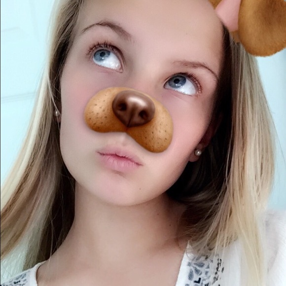 Profile Picture of Bianca Vives (@biancavives) on Poshmark