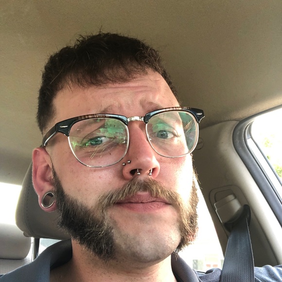 Profile Picture of Jesse Marden (@jesselikesnaps) on Poshmark