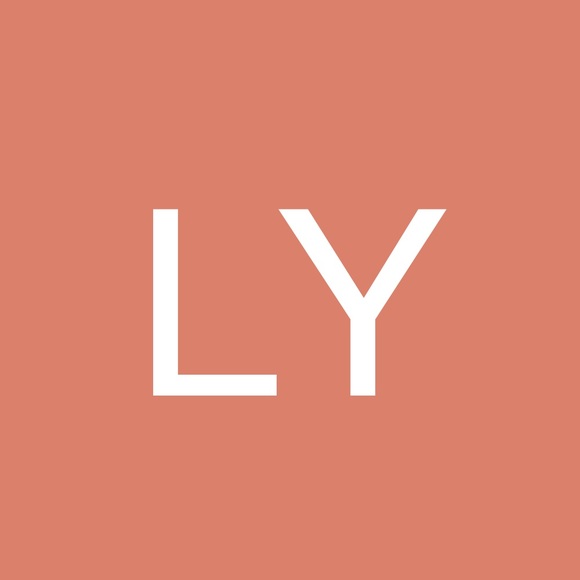 Profile Picture of Lisa Young (@lsy60) on Poshmark