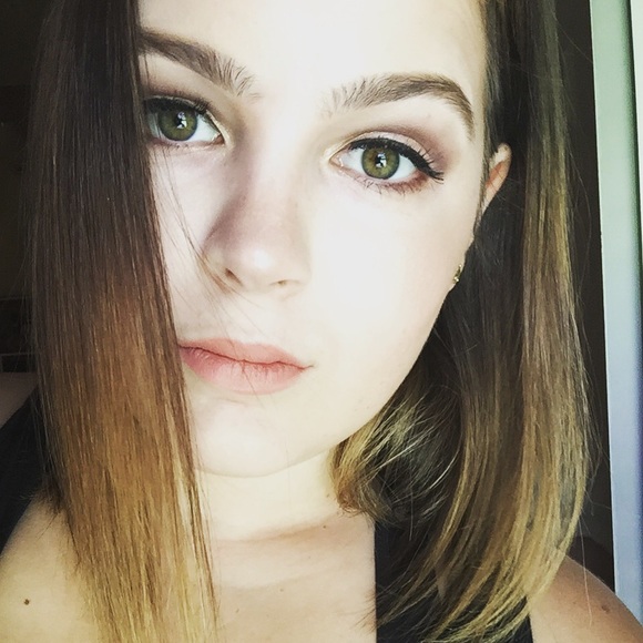 Profile Picture of Lauren Forster (@laurensforster) on Poshmark