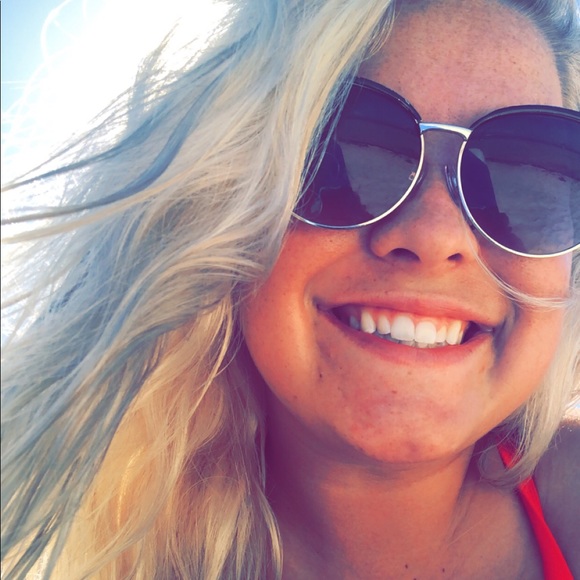 Profile Picture of Cassandra Blakeslee (@cblakeslee620) on Poshmark