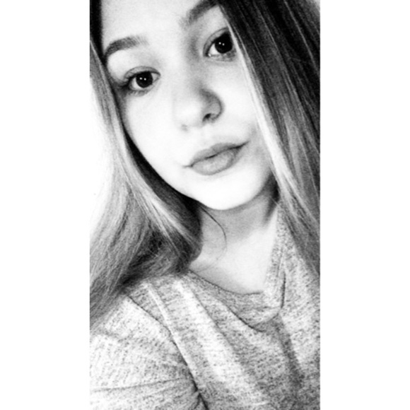 Profile Picture of Alyssa Vastano (@alyssav161998) on Poshmark