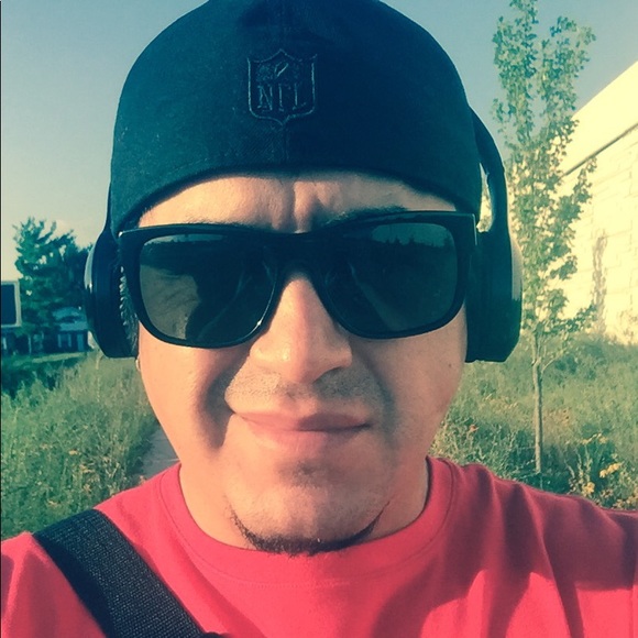 Profile Picture of Hugo Marquez (@servin1177) on Poshmark