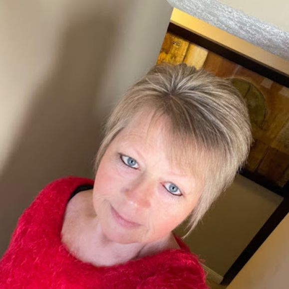 Profile Picture of Kim Alsip (@kxhelfe) on Poshmark